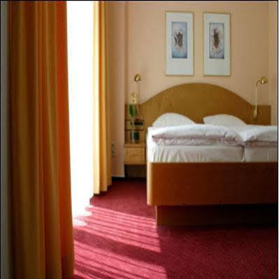 Hotel Kurfuerstendamm Am Adenauerplatz Berlin Bagian luar foto